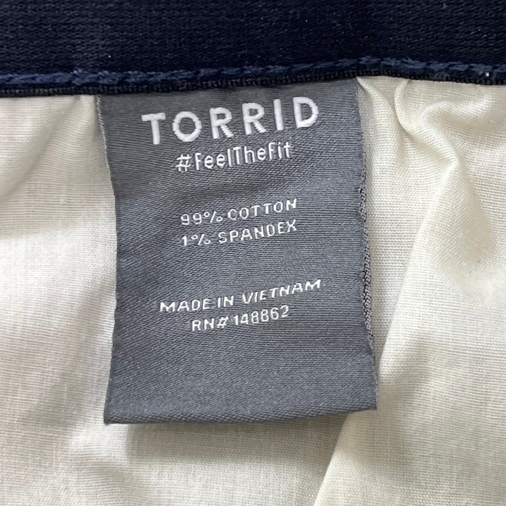 Torrid High-Rise Relaxed 3.5 Short Size 14 Blue Distressed Denim Raw Hem Casual - Picture 6 of 10